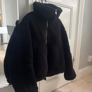 Slutsåld jacka H&M - Säljer min jacka från H&M som är slutsåld. Storlek S Endast använd ett fåtal gånger