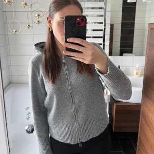 Tröja - Säljer min tröja från Emery Rosé 😊 storlek M men passar mer en S skulle jag vilja säga 😊👌🏼