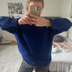 Stickad tröja - Så snygg blå tröja i nyskick! Färgen är så fin, tröjan är hyfsat stor så den passar storlekar XS-M