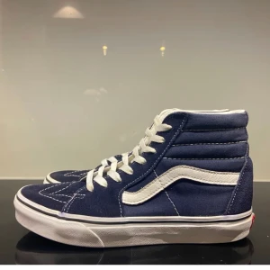 Vans sneakers  - Jätte snygga marinblå vans. Perfekta nu till våren!! Endast använda några fåtal gånger och sedan har jag också tvättat de så de är i nyskick.☺️🩷