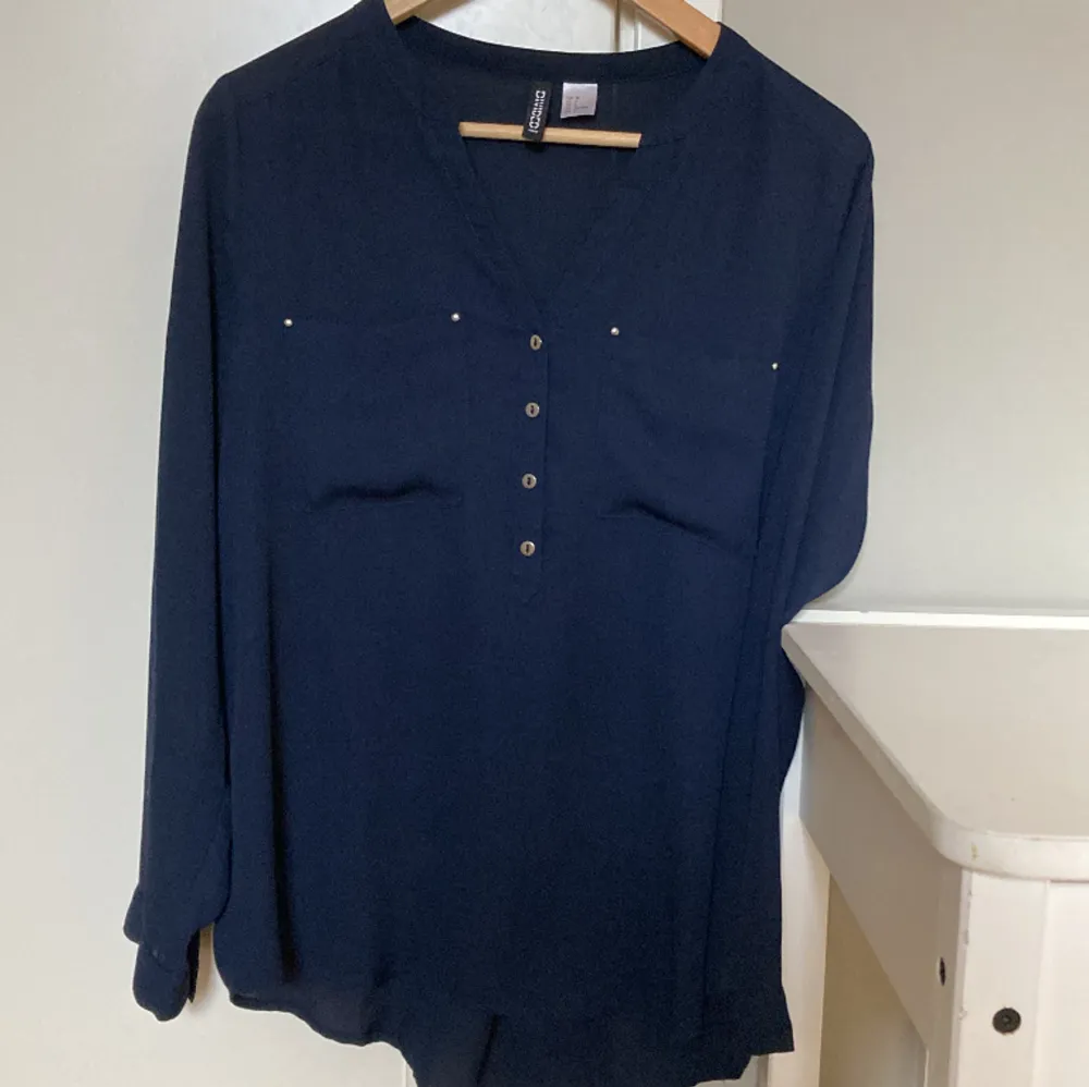 En marinblå lätt transparent skjorta från H&M i storlek 38. I väldigt fint skick. Från ett djur och rökfritt hem. . Skjortor.