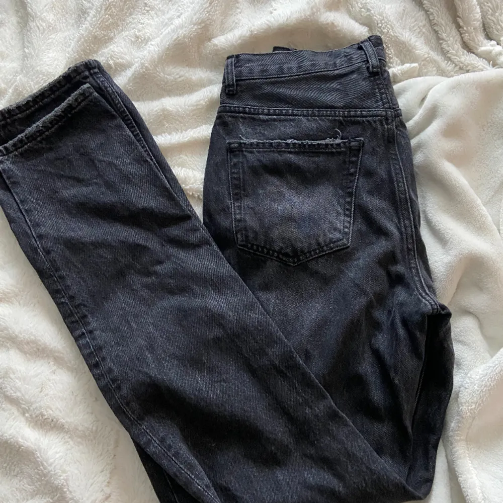 Säljer dessa Gina Tricot jeans då de inte längre kommer till användning. De är något högre i midjan. Jag är 177 cm lång. Mått: Midja - 74cm (stängd byxa) Innerbenlängd - 80cm. Jeans & Byxor.