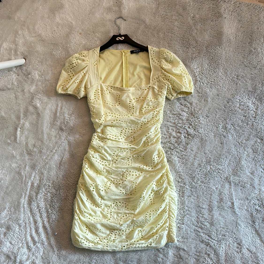 Gul Fodralklänning  - 90