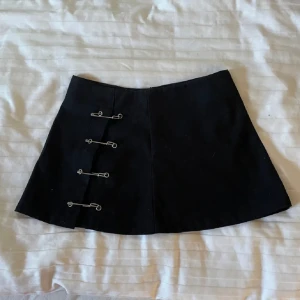 Unif Collin skirt  - Vill verkligen inte sälja denna kjol men den har tyvärr blivit för liten. I fint skick. 34 midja (tvärs över), 36.5 längd Nypris 800kr
