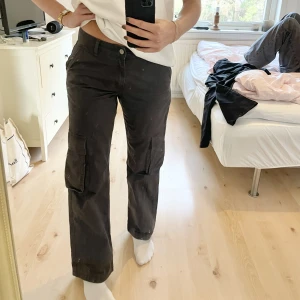 Cargo pants - Lågmidjade cargo pants i mörkgrått! Köpta för 499 kr. Använda ett fåtal gånger så mkt bra skick, inga synliga defekter. Frakt tillkommer 😇