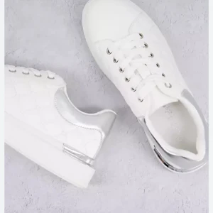 Vita sneakers  - Vita slutsålda sneakers ifrån Asos, inköpta för 1,5 år sen! Kom privat för egna bilder🥰💞 De är används fåtal gånger pga lite stora för mig😇🫶🏽 Därför inga slitningar💁🏽‍♀️💘