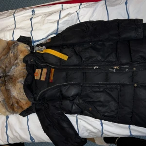 Para Jumper vinterjacka  - Parajumpers vinterjacka lång   OBS ! jackan kommer kemtvättas och lämnas med kvitto samt etiketter vid köp 