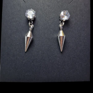 Silverfärgade strass pin med kon hänge - Silverfärgade strass pin med kon hänge Nickelsäkra  Säljes i par  Homepage på Nh.designs 