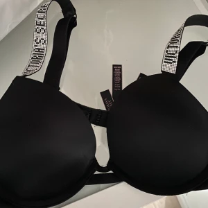 Victoria’s Secret BH - Säljer denna trendiga Bh! Aldrig använt, för liten för mig, köpt i Stockholm innan dom stängde! Väldigt snygg inför sommaren och passar till allt! Kontakta via frågor!🩷🩷