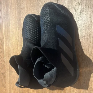 Träningsskor - Helt nya oanvända träningsskor. Supersköna och snygga. Nypris 1500kr. Passar storlek 41 och 42