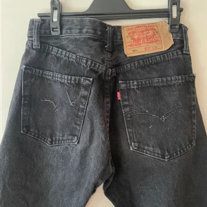Slitna levis 501 -  Levis 501, köpta vintage i London. Ganska mycket slitage och därav priset. Passar någon med storlek 24/25 och som är under 170 cm 