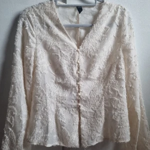 Blus - Jätte söt blus, M men skulle säga passar S