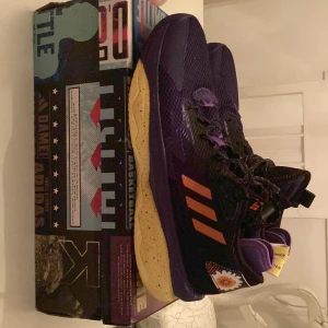Dame 8 ” Honoring Black Exellence” - Dessa Dame 8 har används av en Amerikansk basketproffs i svenska basketligan förra året. Storlek i U.S. är 13 i eu 48. Skick  9/10 nypris: 1850kr. 