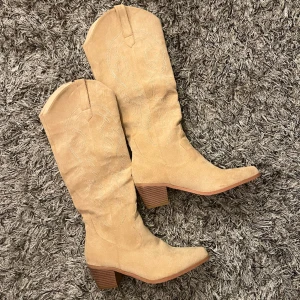 Beiga stövlar - Säljer dessa skitsnygga stövlar i stl 41, skulle säga att de är som en 40 då de är små i storleken💕💗Dem är helt nya🩷Säljer de då dem aldrig kommit till användning💞💗