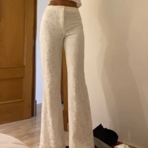 Spets byxor - Skitsnygga spetsbyxor nu till vår/sommar! Andvända fåtal gånger som nya Perfekta på mig som är 174