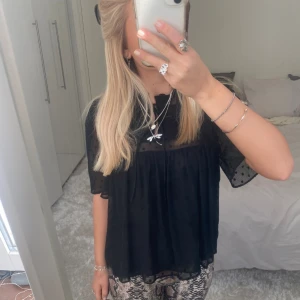Svart zara blus - Säljer denna svarta blus från zara. Har du någon fråga är det bara att höra av dig🫶🏻