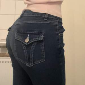Midjemått: 38cm Innerbenslängd: 78cm Superfina jeans med coola detaljer på bakfickorna, fint skick! Jag är 172cm 💓