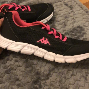 Skor - Skor som har använts två tre gånger men ser ändå ut som nya 