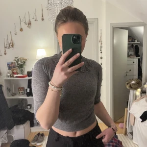 Stickad t-shirt  - Säljer denna fina stickade t-shirten med detaljer på!!