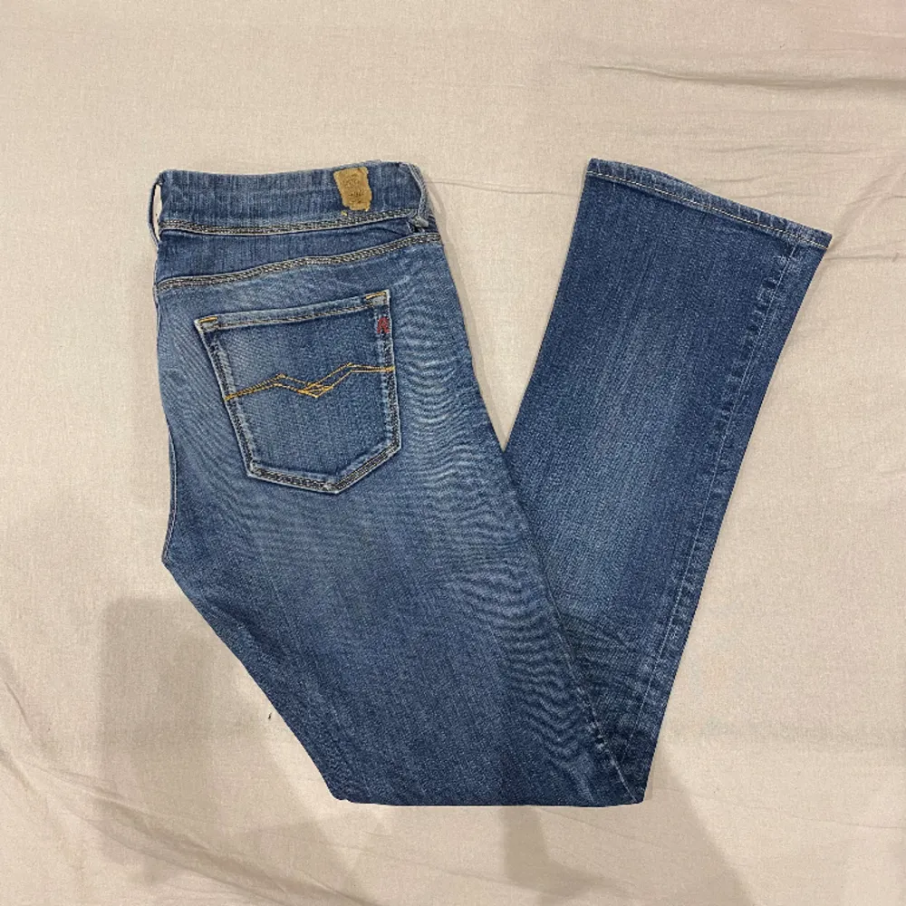 midja 43 cm plus mycket stretch o innerben 78 cm ja e 170 för referens o håller in mycket i midjan💕. Jeans & Byxor.