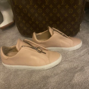 Axel arigato skor  - Axel arigato skor i fint skick