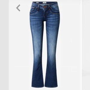 LTB jeans Valerie - Säljer dessa sjukt snygga LTB jeans då de inte kommer till användning längre. De ser ut som nya bara att jag har sprättat upp dom där nere, annars är dom precis som nya💕 Nytt pris 799 och mitt pris ändats 399💕