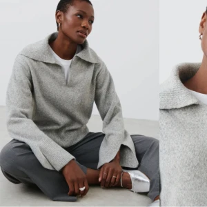 Stickad tröja - Snygg grå stickad tröja med krage 🤩 Säljs då jag inte använder den så mycket längre, men den är i jättebra skick 💗 Storlek xs  Nypris 400kr, säljer för 150 (+eventuell frakt) 🤍 Djur och rökfritt hem! 