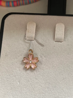 Örhönge  - Jätte gulligt örhönge med en blomma!!  Gjordes själv för ungefär 1 års sedan men har aldrig kommit till andvandning! Självklart tvättar jag örhönge innan jag skickar de! Det är bara ETT örhänge! 