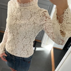 Vit spetströja från Dry Lake - Vit spetströja i fint skick från Dry Lake. Storlek M, passar även S. Använd gärna köp nu!