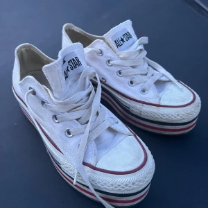 Vita låga converse med hög sula, storlek 36 - Andvända några gånger, gott skick. Lite smutsiga som går att tvätta i maskin🫶🏼  Pris går att diskutera:) Kan mötas upp i Sthlm💞