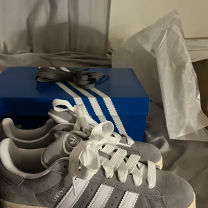 Helt nya campus 00 - Storlek 43& 1/3 gråa 