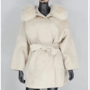 Alicia kappa ”off white” - Inte använt mycket alls, inga defekter. Skriv privat för egna bilder💕 Kostar 1895kr ny!