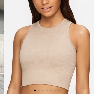 Stronger topp  - Ribbad topp som matchar med byxorna jag precis la ut den har bara använts en gång så är i mycket bra skick kostar på hemsidan 399kr men jag säljer för 195kr🌸