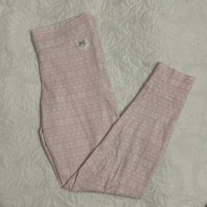 Ljusrosa mönstrade leggings/underställ/pyjamasbyxor/tights. Kan användas som vad som och knappt använda. 