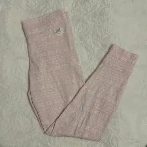 Ljusrosa mönstrade leggings/underställ/pyjamasbyxor/tights. Kan användas som vad som och knappt använda. 