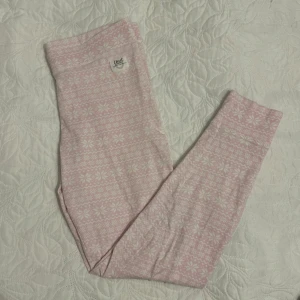 Underställ - Ljusrosa mönstrade leggings/underställ/pyjamasbyxor/tights. Kan användas som vad som och knappt använda. 