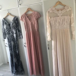 Klänningar  - Jag säljer dem här fina klänningarna som är min mammas dom är jätte fina men dom är inte till användning längre den 1 är ifrån kosovo och dom andra vet jag inte. Man kan få det lite billigare/diskuterar om priserna.