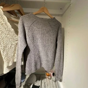 stickad tröja  - assnygg stickad tröja perfekt nu till våren! storlek L men passar perfekt på mig som vanligtvis har xs  💋