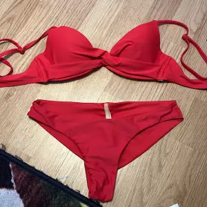 Säljer detta röda bikiniset i storlek 70B från Nelly. Nederdelen i storlek xs.