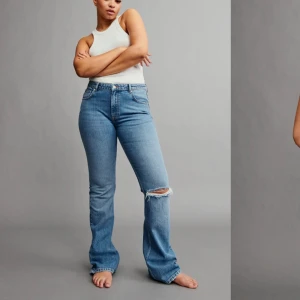 Jeans - Medelhöga jeans med hål på ena knät