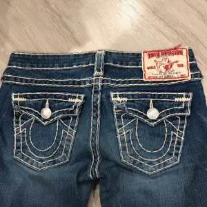 Säljer dessa nya true religon jeans !!  Aldrig använda då de är lite korta i byxbenen :(    Skulle nog passa en person runt 160cm och det är lågmidjade   Längden på själva benet är 56cm (mätt ifrån grenen) och hela byxrona är 76 cm  långa 
