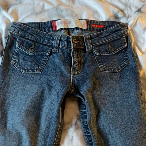 Lowrise bootcut jeans! - Säljer dessa såå snyga jeans då de tyvärr är för korta på mig. Innerbenslängd: 71 cm Midjemåttet rakt över: 37 cm