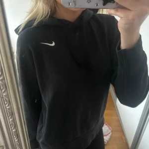 Nike hoodie - Snygg Nike hoddie i storlek S men passar även M🖤 I bra skick!!