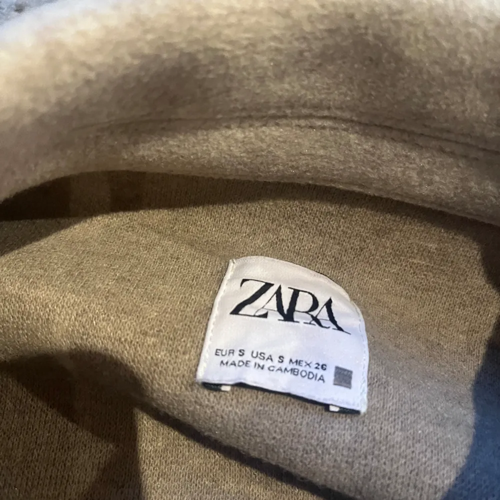 Säljer nu min kappa från zara då jag inte får användning av den längre💓fint skick och inte använd speciellt mycket. . Jackor.