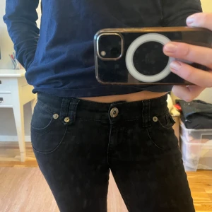 Svarta lågmidjade jeans - Jättefina å cool lapp där bak🖤stl 10 men passar en Xs-s. Midjemått 40 cm, innerbenslängd 75cm💕