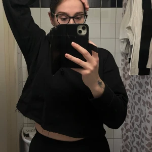 Mag Hoodie - Svart maghoodie från Lager157 i storlek M/L. Passar bra till träning och flertalgånger använts. 