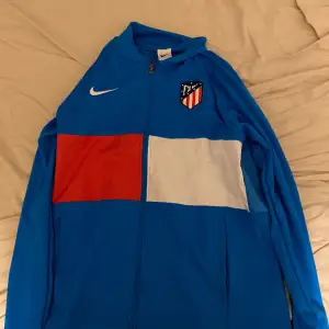 Säljer min Atletico Madrid zip up, riktigt skön och snygg, använd några få gånger och säljer eftersom den inte passar min stil, storlek m, kan gå ner i pris vid snabb affär