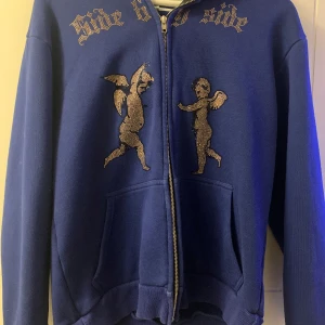 Rhinestone zip hoddie  - Tjena! Säljer nu denna riktigt fetta Rhinestone hoddie som inte är använd jätte många gånger så skicket är runt 8/10! Det är en xs men skulle rekommendera denna för dom som har s/m i storlek. Denna säljs inte längre så svår att få tag i 