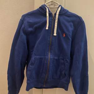 Säljer denna polo Ralph lauren zip up som är skick 8/10 och den har mycket kvar att ge. Kom dm om du har några funderingar kring zip upen!