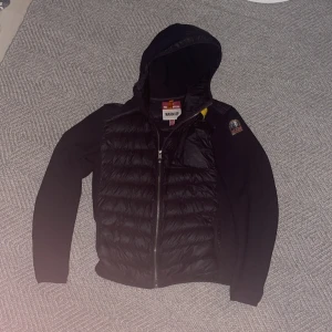 Para jumper cardigan - Para jumper cardigan storlek S, perfekt nu inför våren och sommaren, eventuellt upp mot byte mot någon annat sorts cardigan eller vad som helst annars gäller priset